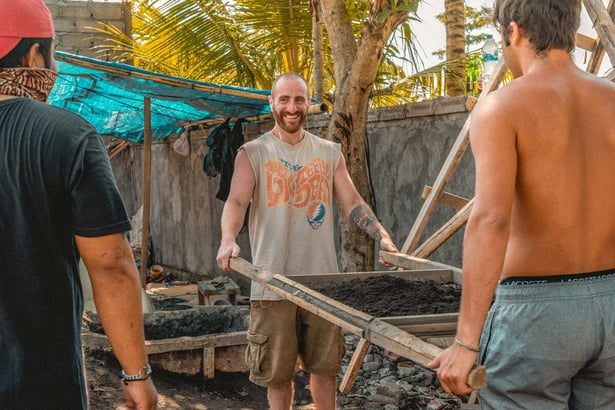 AIFS-Freiwilligenarbeit-Bali-Renovation-Construction-Personen-Volunteers-Helfer-Spaß-engagieren