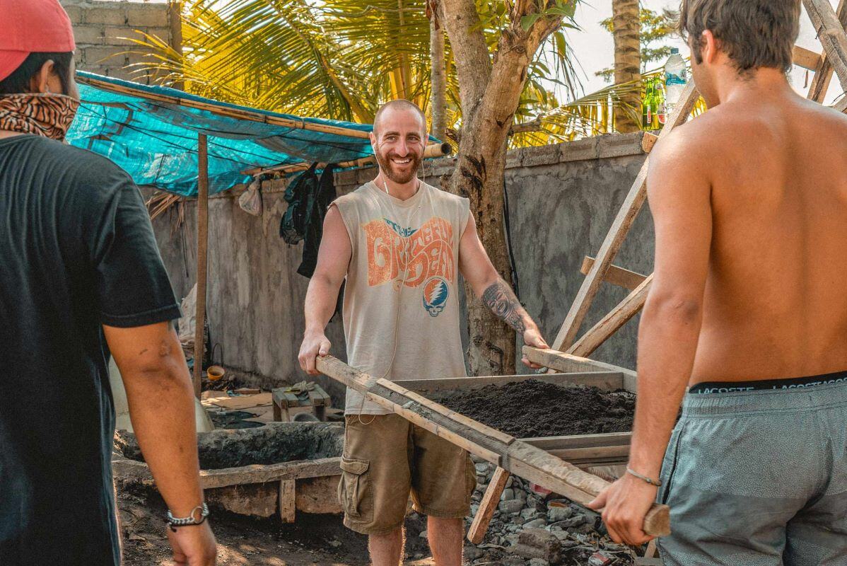 AIFS-Freiwilligenarbeit-Bali-Renovation-Construction-Personen-Volunteers-Helfer-Spaß-engagieren