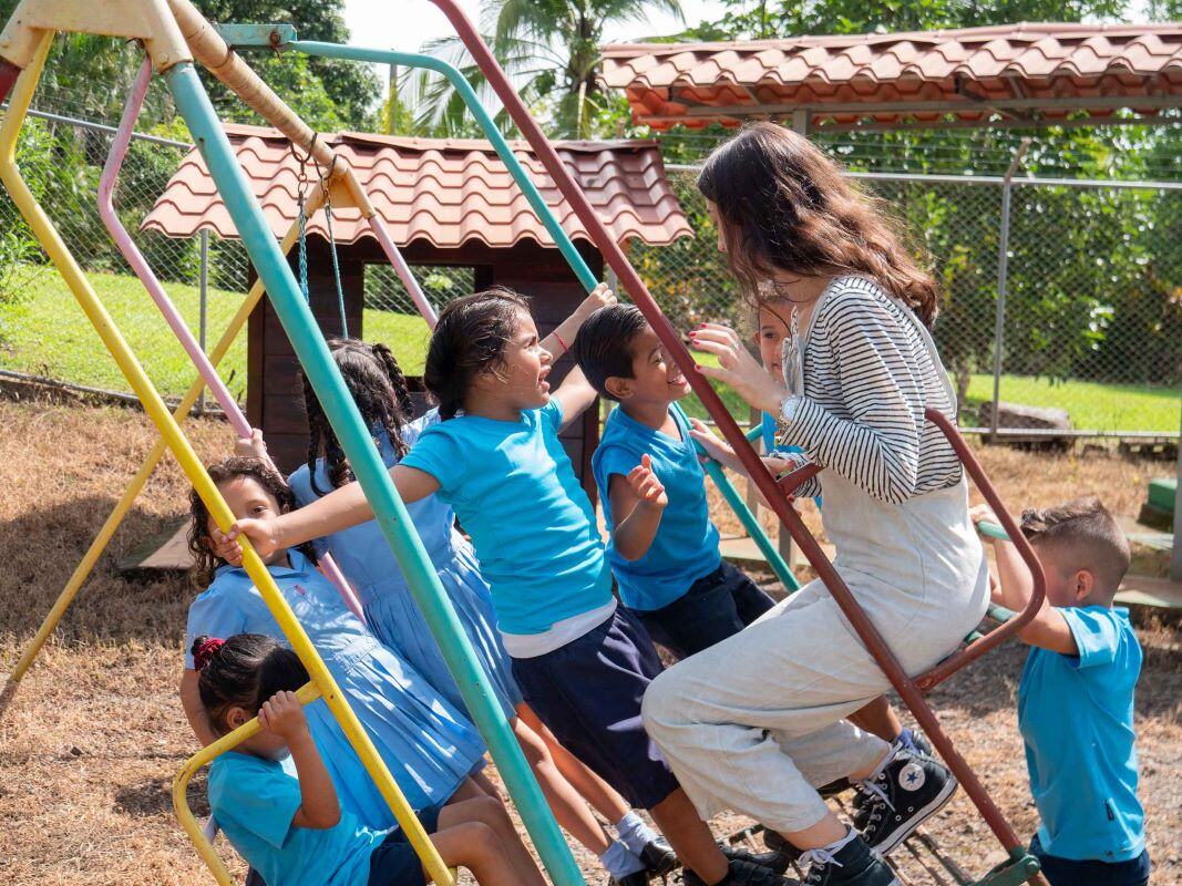 AIFS-Freiwilligenarbeit-Costa-Rica-Childcare-Personen-Kinder-Volunteer-Spielen