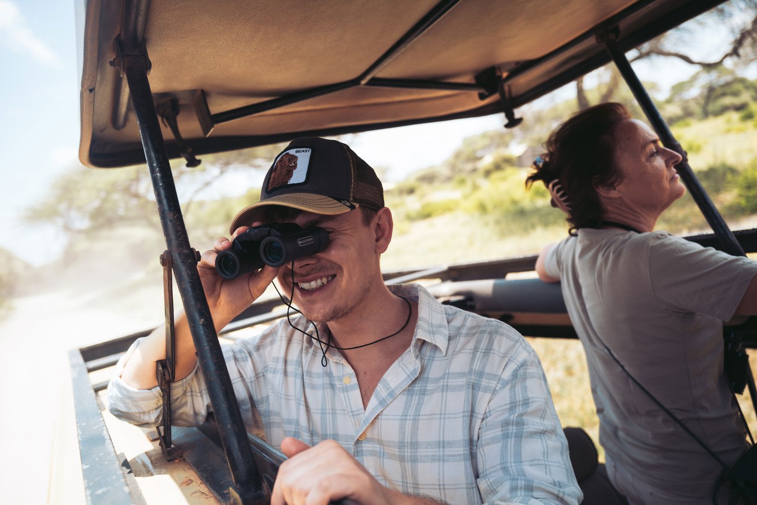 AIFS-Mischa-Lorenz-Loris-Person-Afrika-Safari-Fernglas