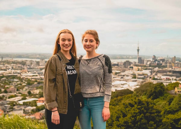 AIFS-Schüleraustausch-Neuseeland-Personen-Hügel-Aussicht-Auckland