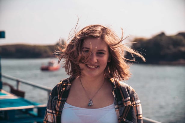 AIFS-Studieren-im-Ausland-Irland-Person-See-gutes-Wetter-Spaß