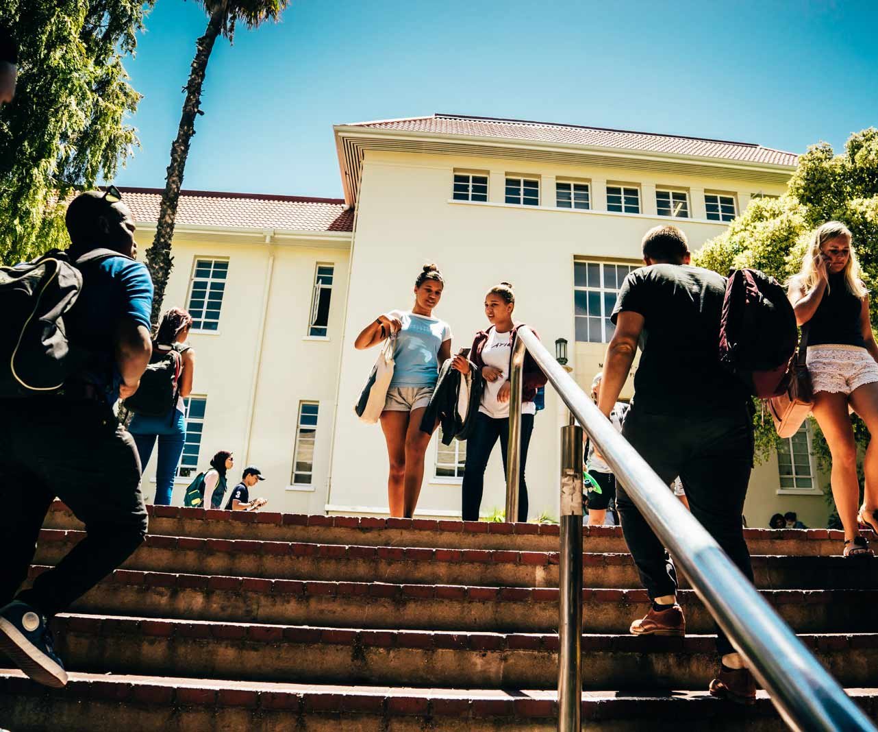 AIFS-Studieren-im-Ausland-Südafrika-Suedafrika-Personen-Studierende-Sommer-Campus