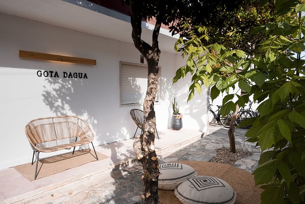 AIFS-Surfkurs-Portugal-Unterkunft-Gotadagua-Garten-Sitzecke