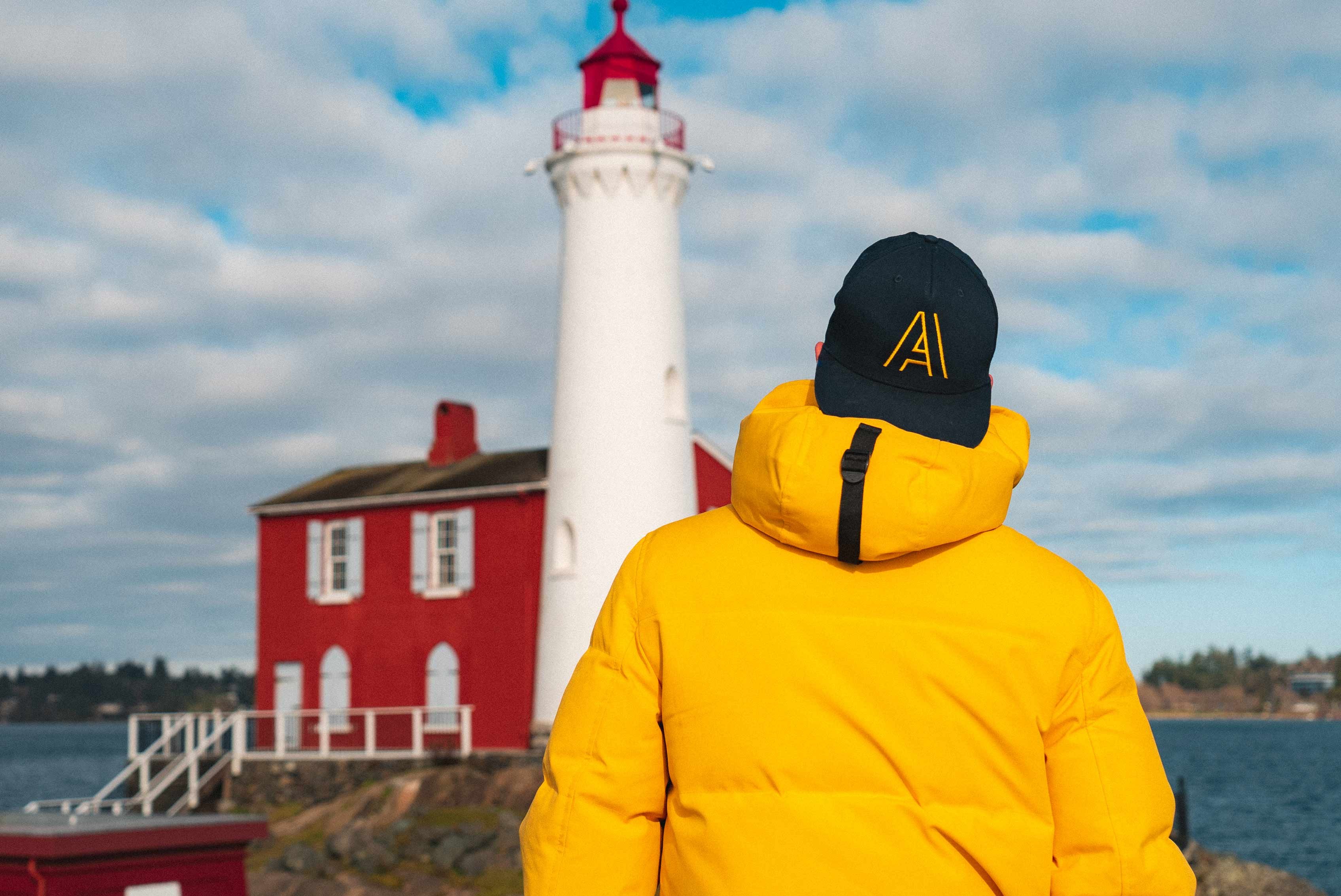 Erlebe mit AIFS Work and Travel in Kanada die atemberaubende Bucht mit einem imposanten Leuchtturm. Tauche ein in ein einzigartiges Abenteuer!