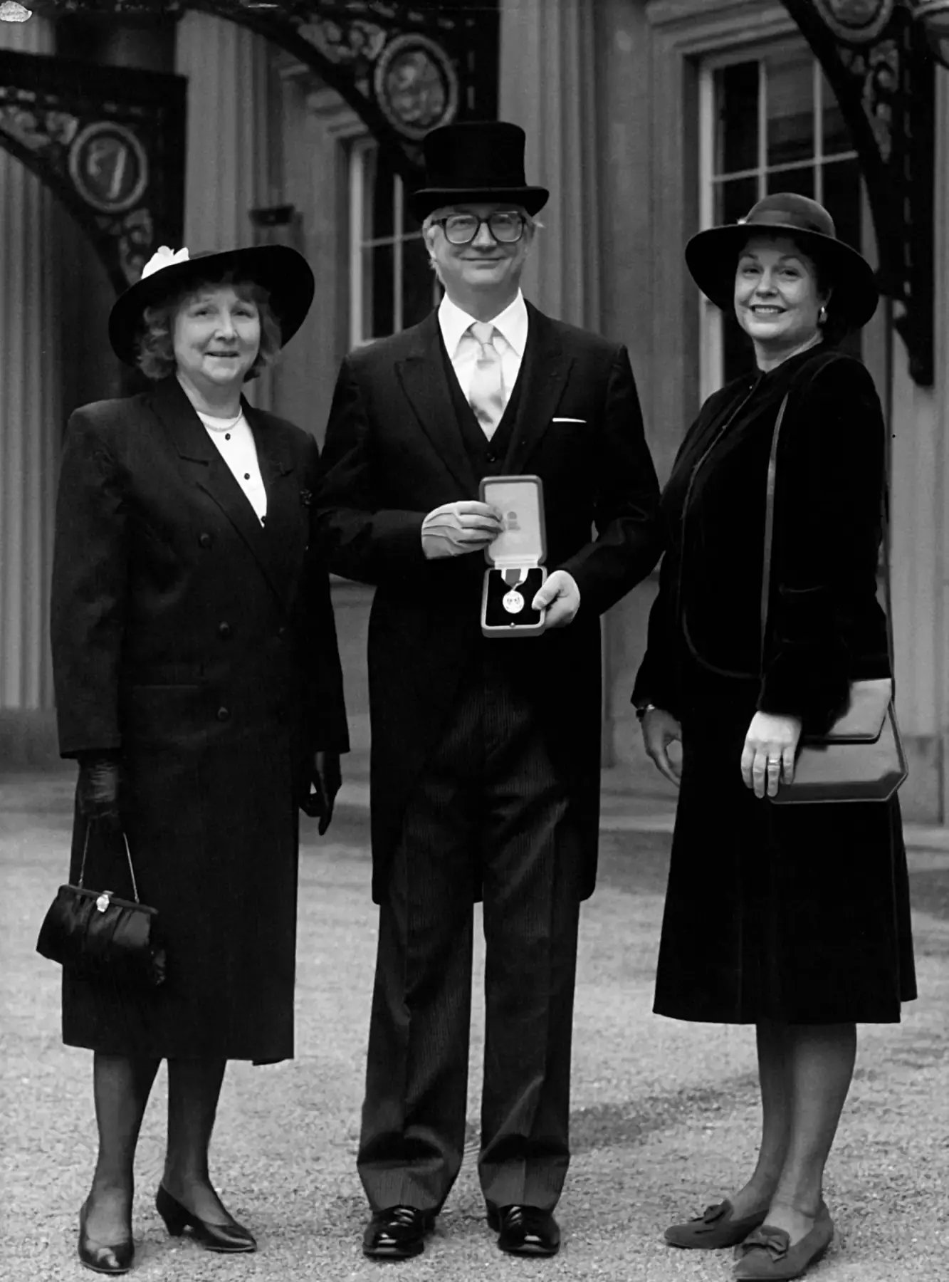 Sir Cyril Taylor nachdem er von der Queen zum Ritter geschlagen wurde mit seiner Frau und seiner Schwester im Jahr 1989.