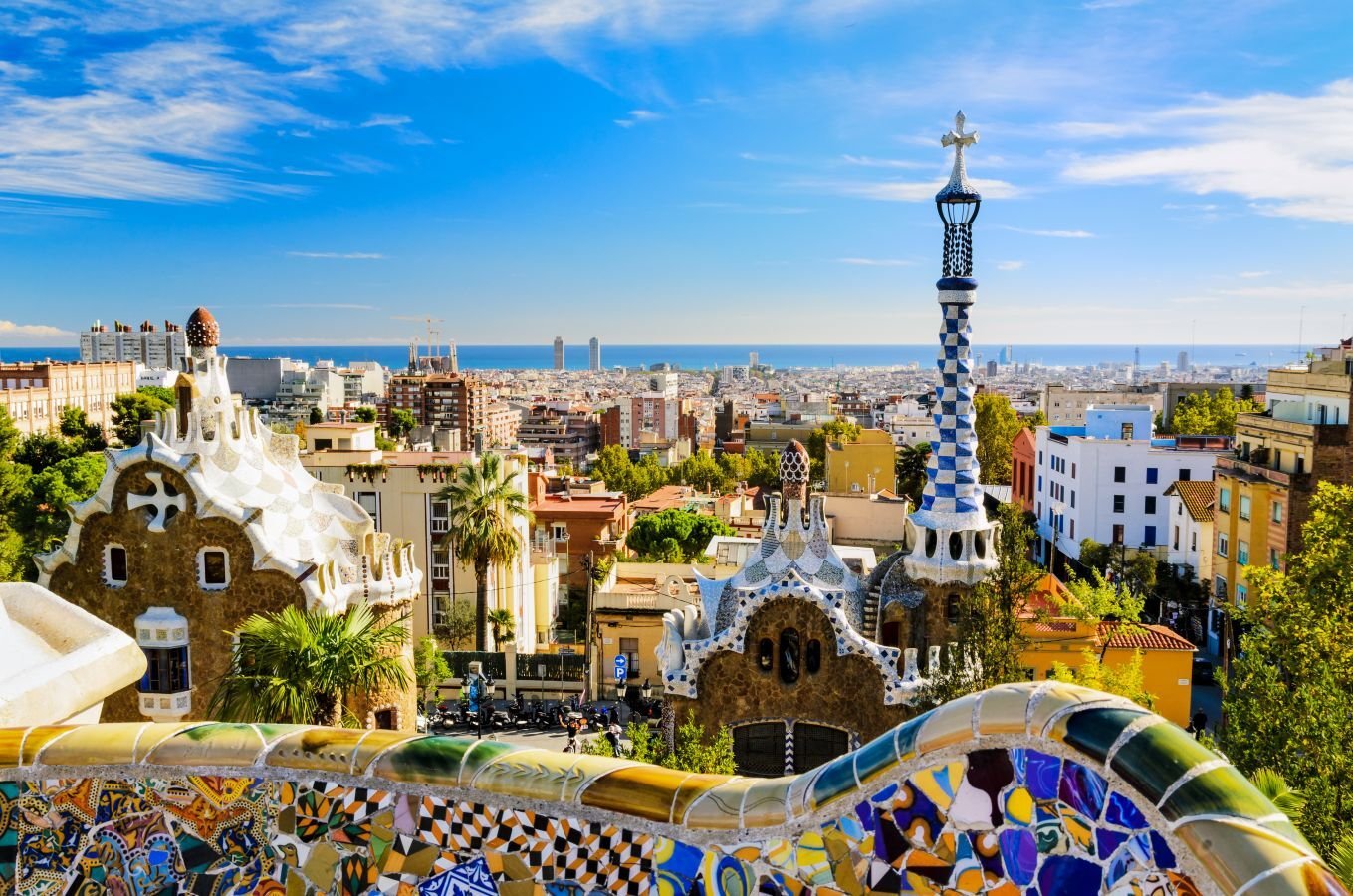 Ein Foto aus dem Park Güell mit Blick auf Barcelona und dem Meer im Hintergrund.