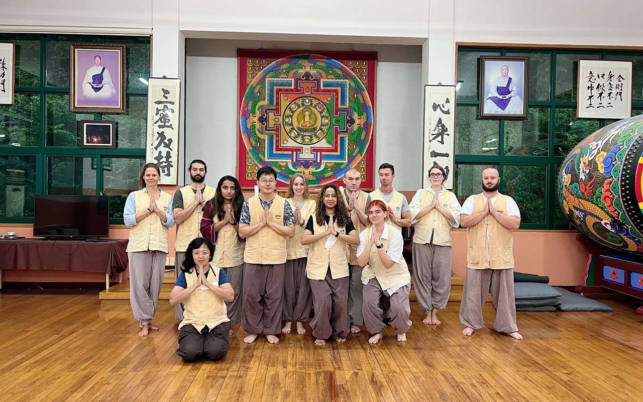 Gruppenfoto während des Tempelstays bei der Reise durch Südkorea mit AIFS