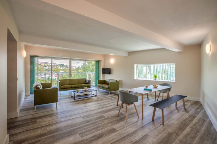 Wohn- und Essbereich in der Unterkunft in Cork mit AIFS.