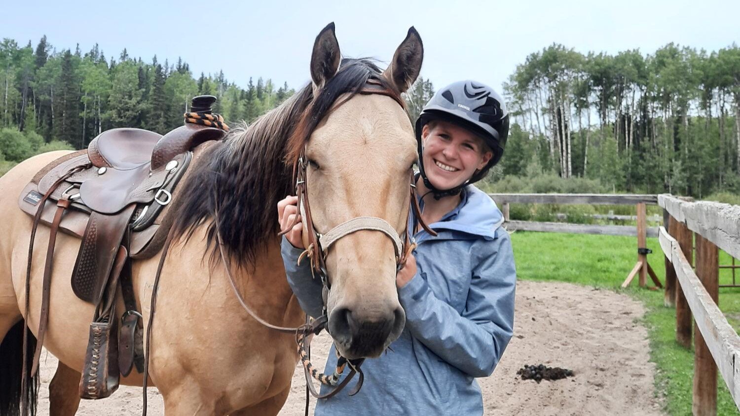 Person mit Pferd bei dem Farmwork/Ranchwork Programm in Kanada