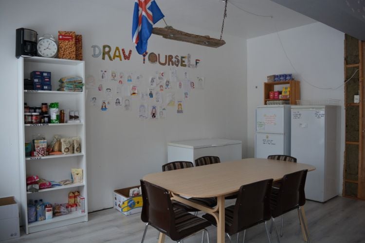 Die Küche in der Unterkunft beim Freiwilligenprojekt Forest and Beach in Island mit AIFS