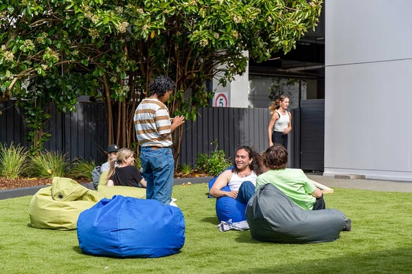 Die Unterkunft Park Towers bei der AIFS Sprachreise nach Neuseeland: Außenbereich mit Sitzsack