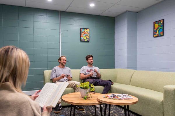 Die Unterkunft Park Towers bei der AIFS Sprachreise nach Neuseeland: Personen im Aufenthaltsraum