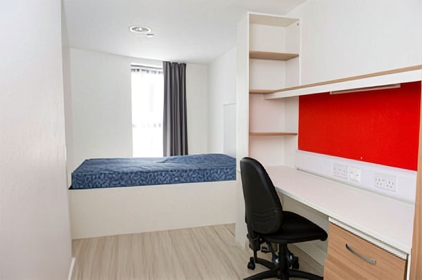 Studentenzimmer mit Bett, Schreibtisch und Fenster an der Edinburgh Napier University