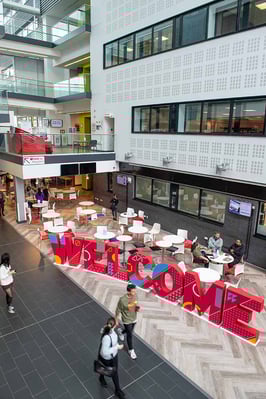 Eingangsbereich der Edinburgh Napier University mit Welcome-Schild