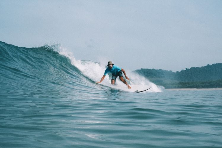 Surfer beim Surfcamp in Canggu, Bali mit AIFS