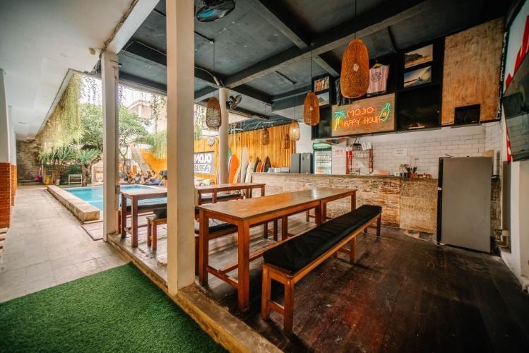 Außenbereich der Unterkunft beim Surfcamp in Canggu, Bali mit AIFS