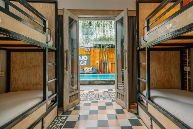 Blick aus dem Schlafsaal in der Unterkunft beim Surfcamp in Canggu, Bali mit AIFS