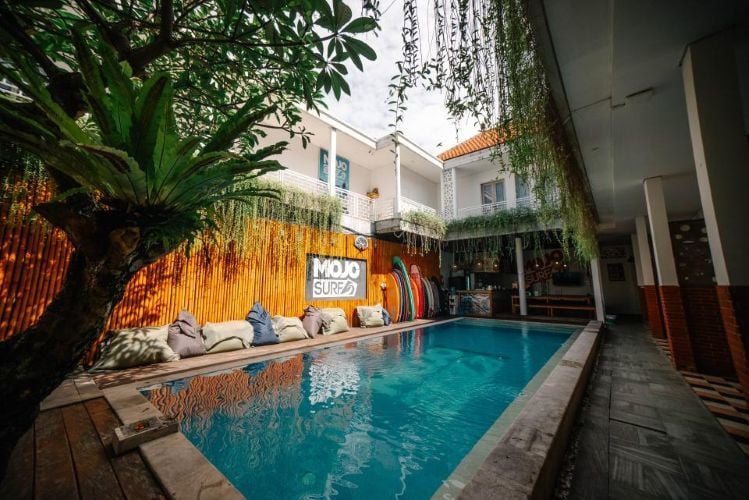 Pool der Unterkunft beim Surfcamp in Canggu, Bali mit AIFS