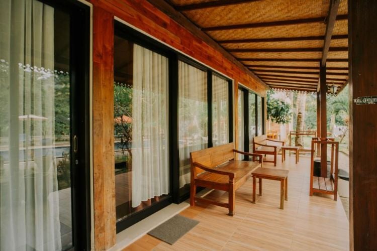 Außenbereich der Unterkunft beim Surfcamp in Red Island, Bali mit AIFS