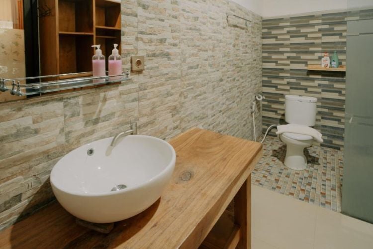 Badezimmer der Unterkunft beim Surfcamp in Red Island, Bali mit AIFS