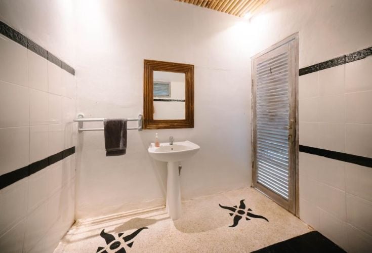 Badezimmer in der Unterkunft beim Surfcamp in Nusa Lembongan, Bali mit AIFS