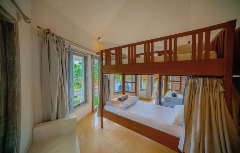 Schlafsaal in der Unterkunft beim Surfcamp in Nusa Lembongan, Bali mit AIFS