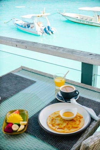Frühstück mit Meerblick in der Unterkunft beim Surfcamp in Nusa Lembongan, Bali mit AIFS
