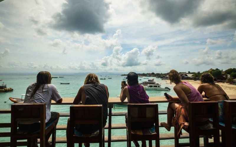 Personen in der Unterkunft beim Surfcamp in Nusa Lembongan, Bali mit AIFS