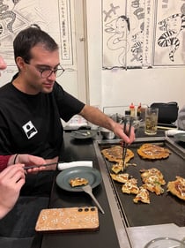 AIFS Teilnehmer beim Kochworkshop im Rahmen der Orientation für das Winter Work Japan Programm.