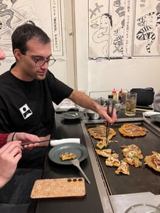 AIFS Teilnehmer beim Kochworkshop im Rahmen der Orientation für das Winter Work Japan Programm.