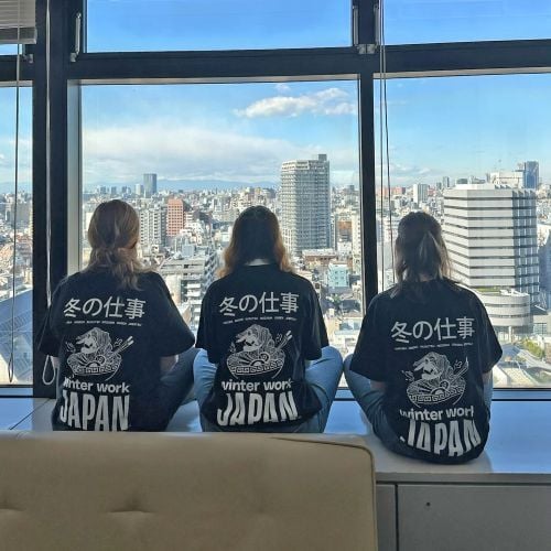 Teilnehmende mit Winter Work Japan T-Shirts während der Orientation mit AIFS