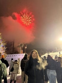 Eine Teilnehmerin beim Feuerwerk beim AIFS Winter Work in Japan Programm