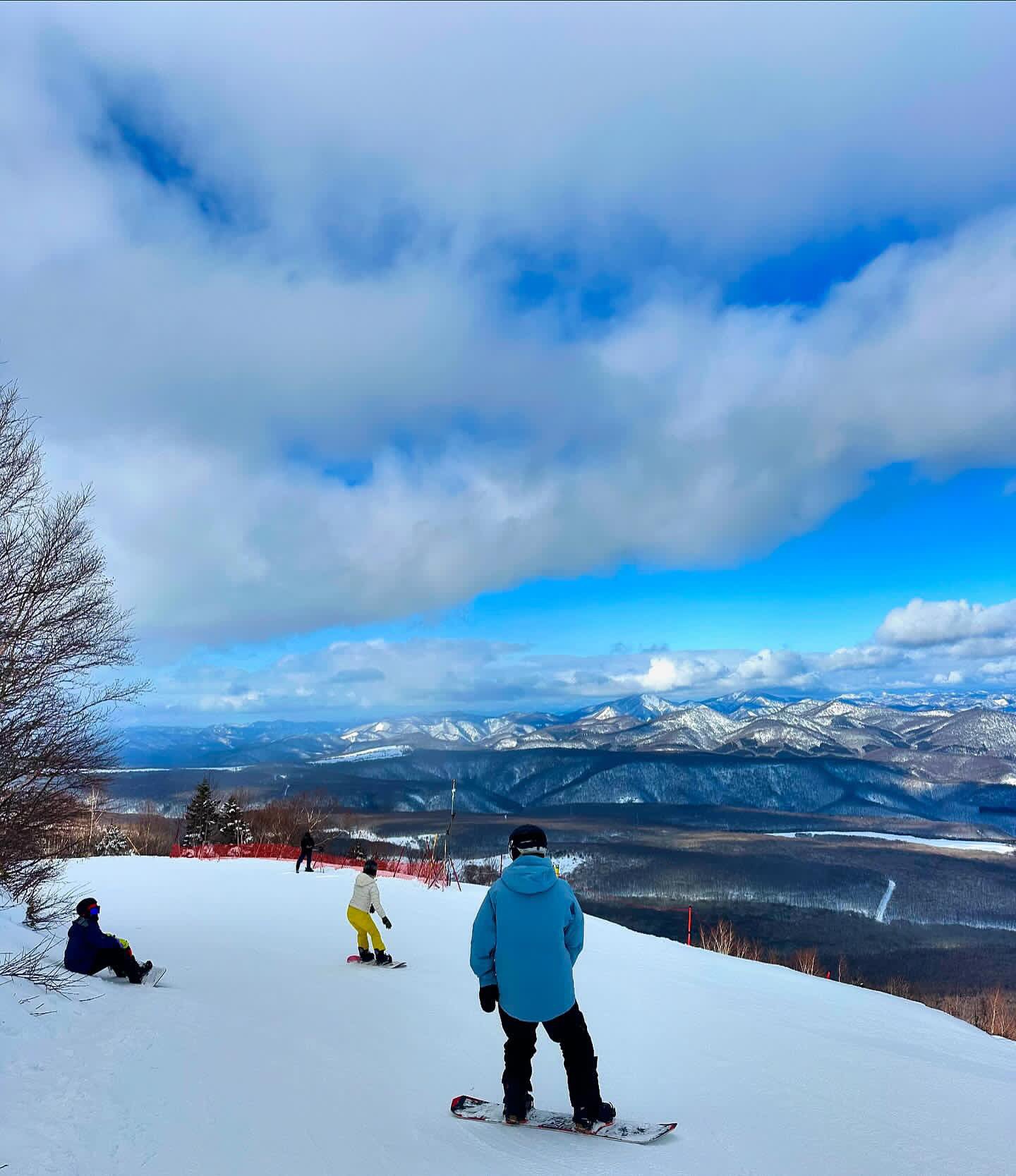 Ein Snowboarder beim AIFS Winter Work in Japan Programm.
