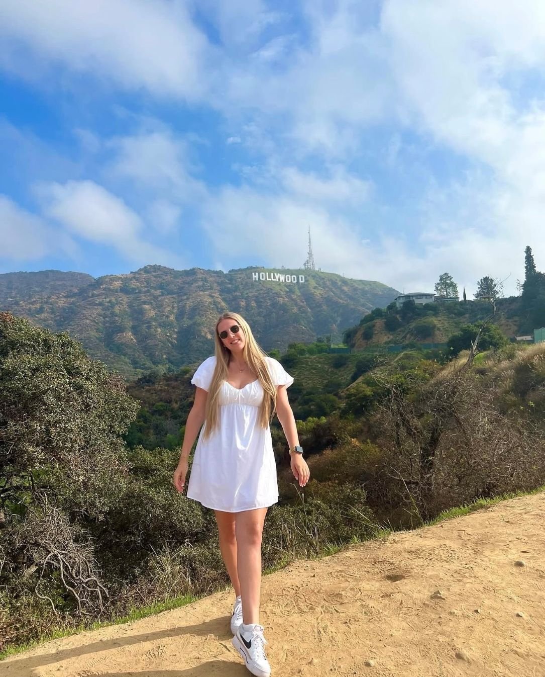 AIFS Teilnehmerin während ihres Au Pair Aufenthalts in den USA vor dem Hollywood Sign in Los Angeles