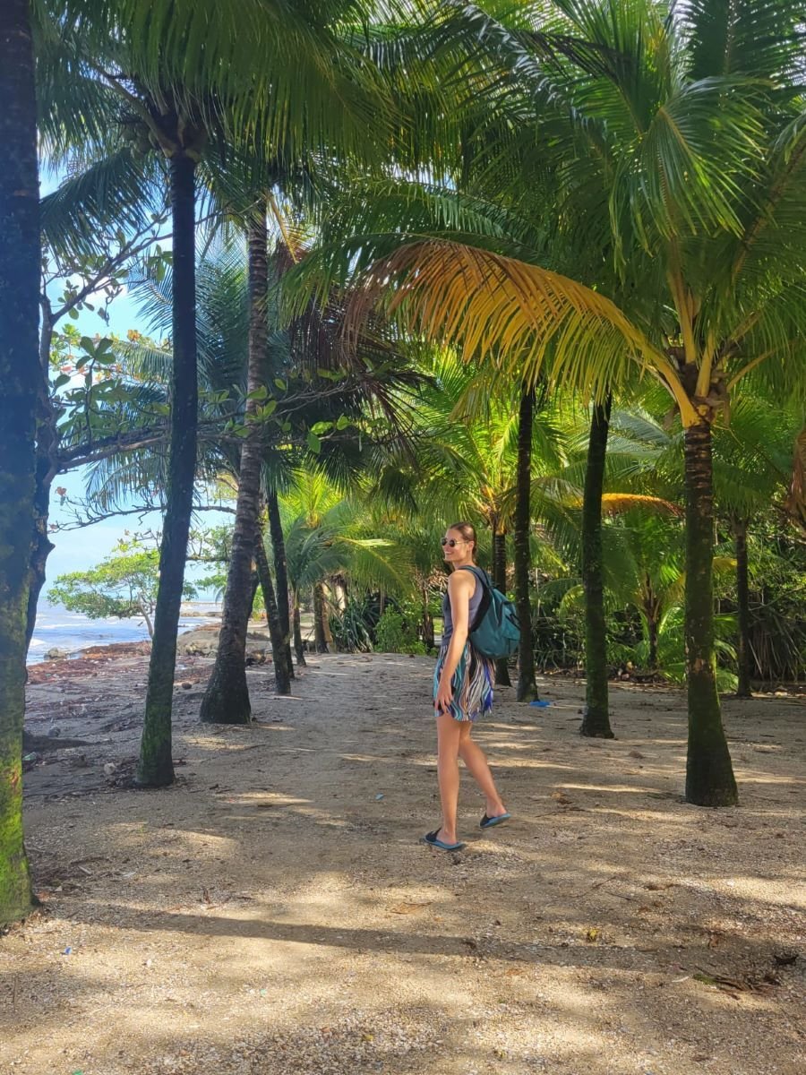 Lena unter Palmen bei der Freiwilligenarbeit in Costa Rica mit AIFS
