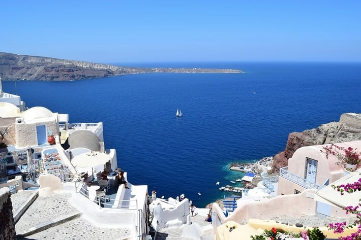 Blick auf das Meer von einem griechischen Ort aus