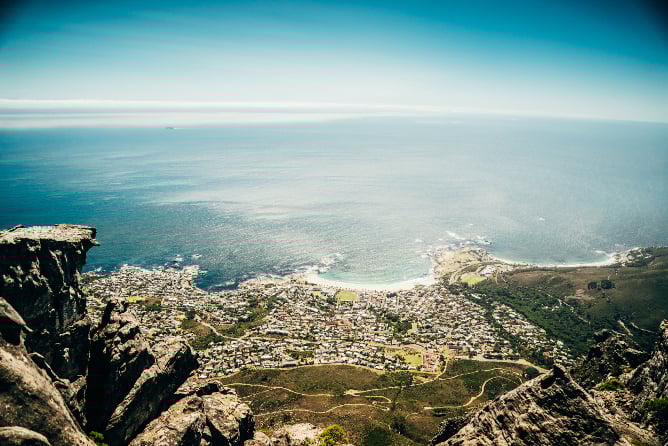 Blick von einem Berg in Kapstadt aufs Meer während einem Ausflug der Sprachreise in Südafrika