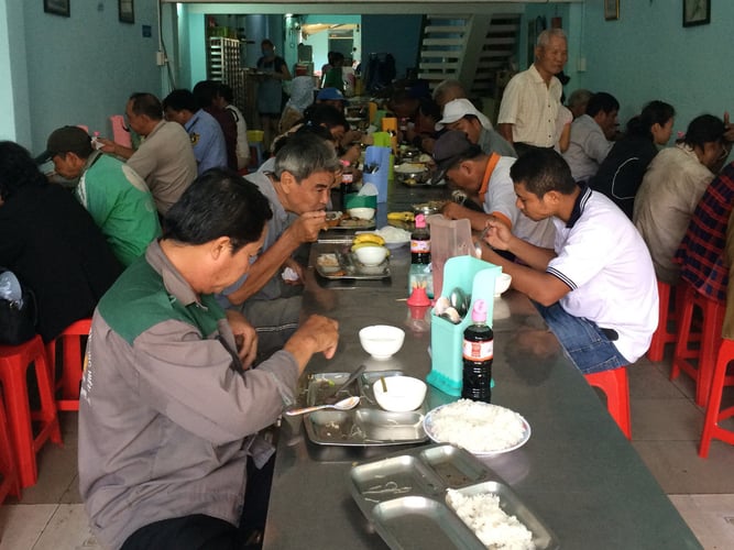 aifs-freiwilligenprojekt-food-shop-vietnam-essen-personen