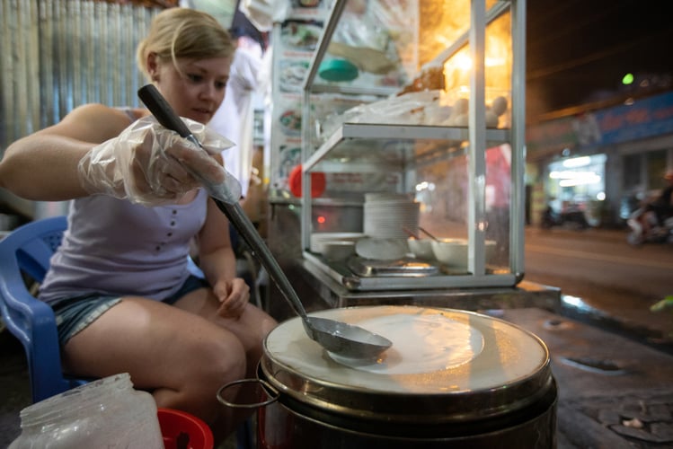 aifs-freiwilligenprojekt-food-shop-vietnam-essenszubereitung-person-2