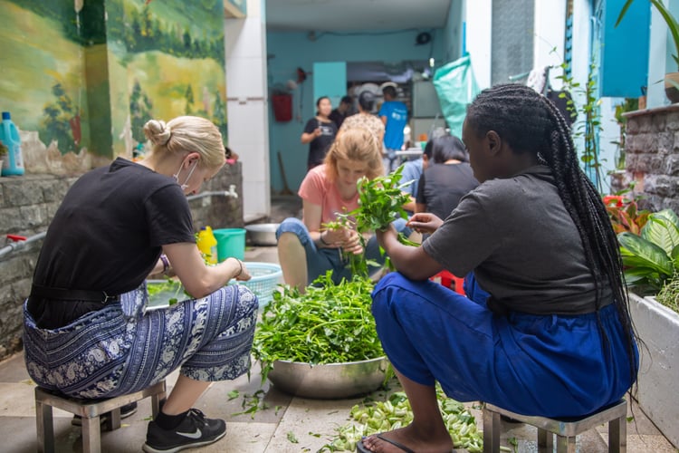 aifs-freiwilligenprojekt-food-shop-vietnam-essenszubereitung-personen-3