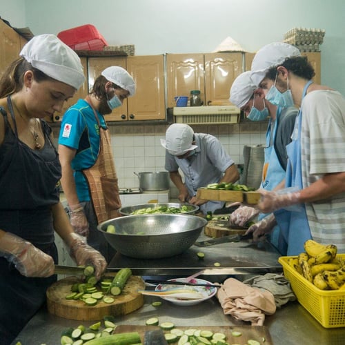 aifs-freiwilligenprojekt-food-shop-vietnam-essenszubereitung-personen-quadratisch-1024x1024