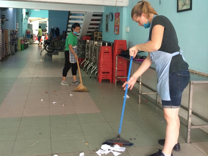 aifs-freiwilligenprojekt-food-shop-vietnam-putzen-personen-2