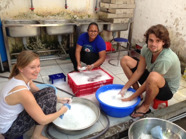 aifs-freiwilligenprojekt-food-shop-vietnam-sauber-machen-personen