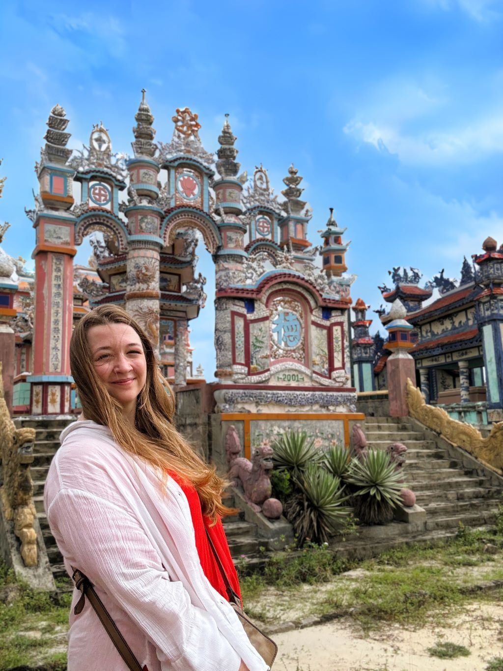 Jessica vor einem Tempel bei der Freiwilligenarbeit in Vietnam mit AIFS
