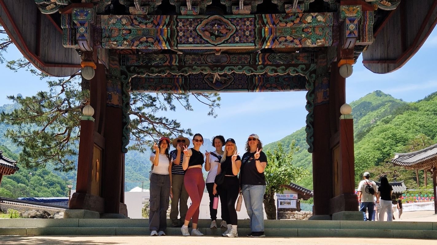 Gruppenfoto im Seoraksan National Park bei der Abenteuerreise in Südkorea mit AIFS