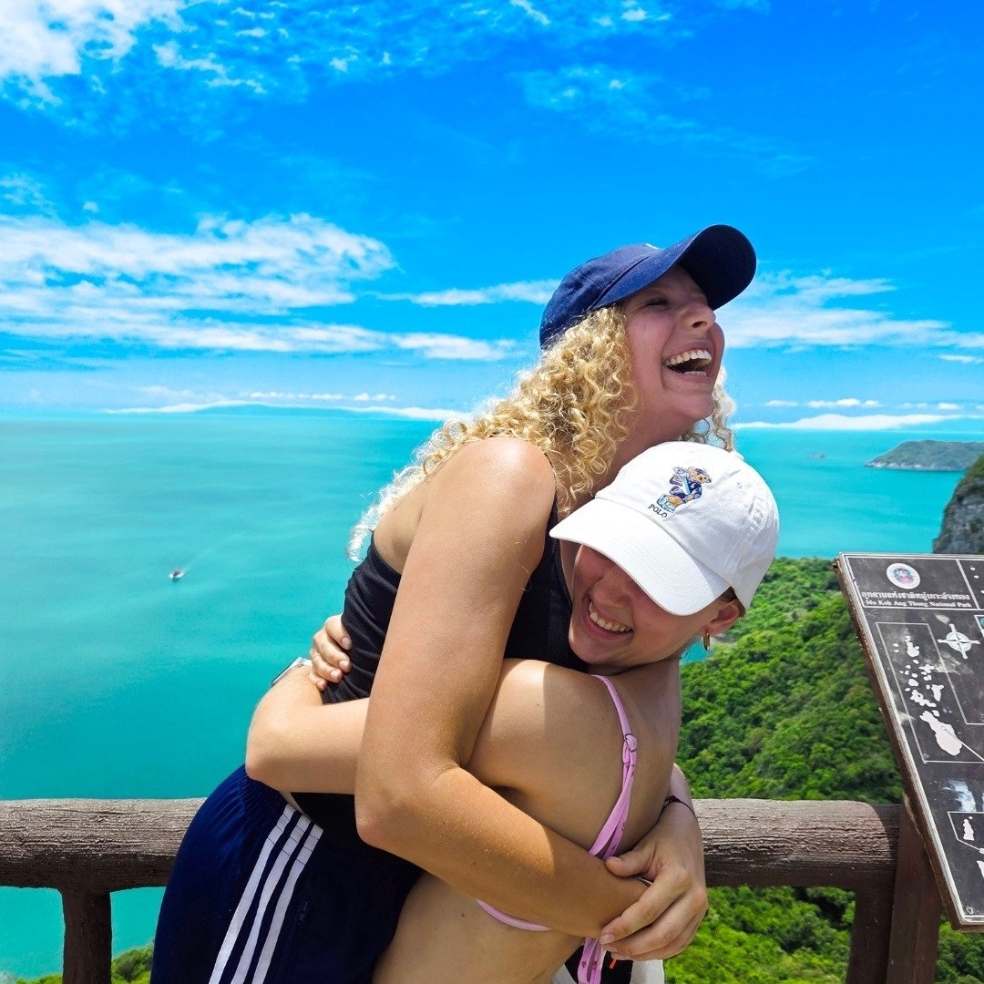 Zwei AIFS Teilnehmerinnen in Thailand am Meer.