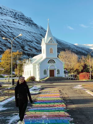 aifs-au-pair-island-person-gebaeude-berge-schnee-ugc-sarahp-@sarah_p660