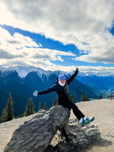 Person bei ihrem Auslandsjahr mit AIFS auf einem Berg in Kanada