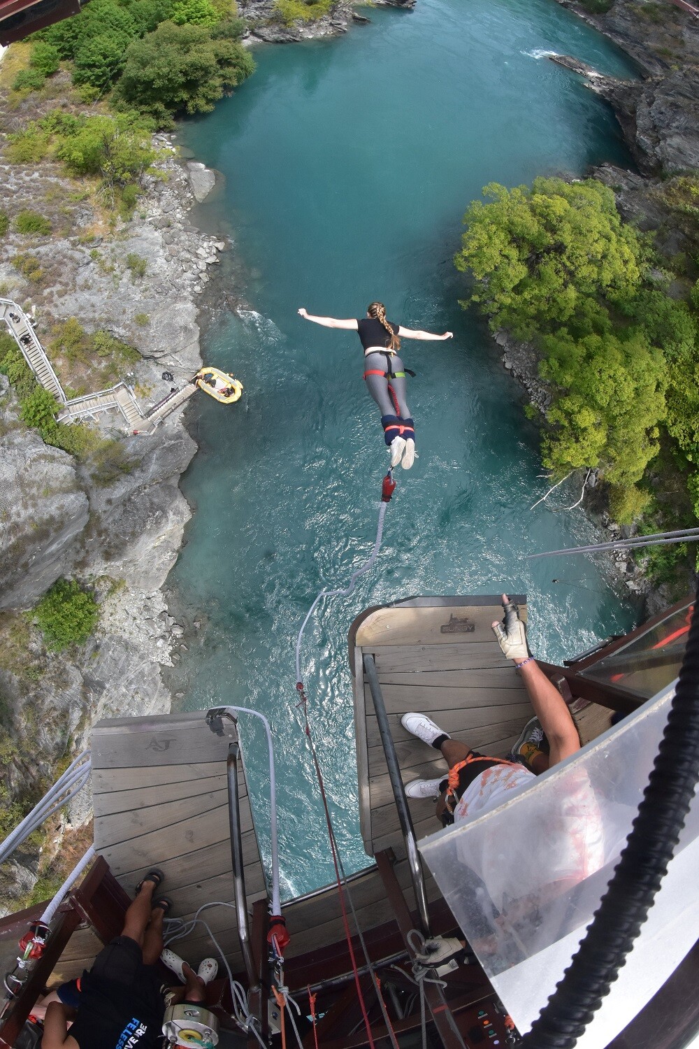 aifs-ugc-au-pair-neuseeland-Person-Bungee Jumping-Bäume-astridb